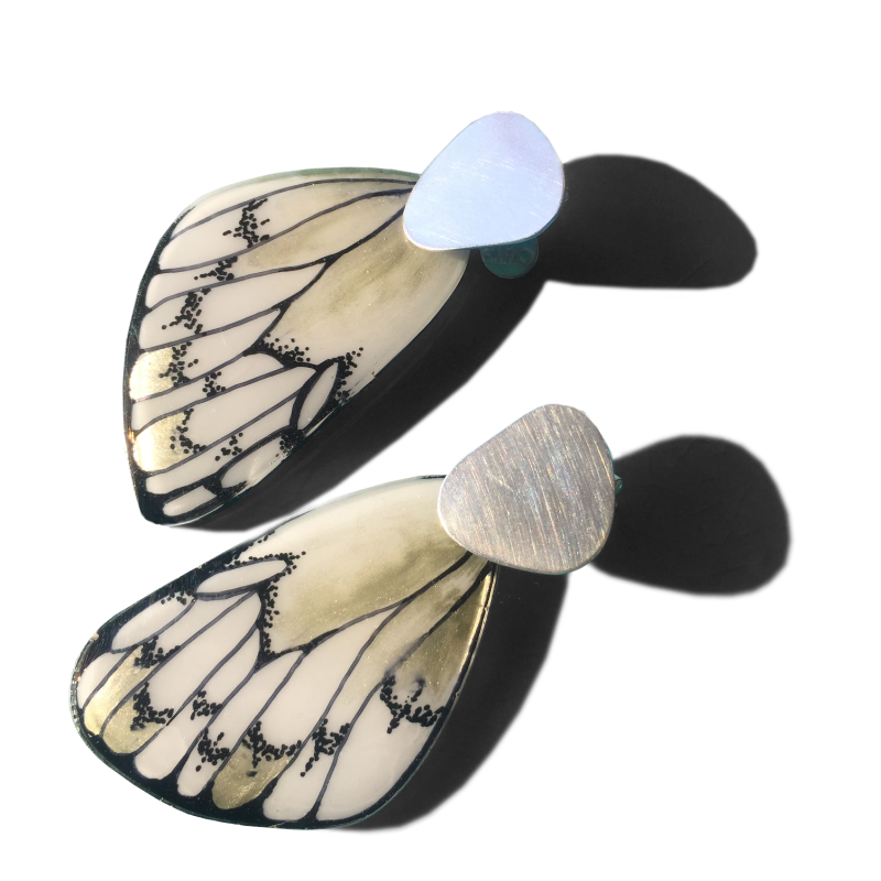 04 white dangling wing earrings CasaKiro Joyas op
